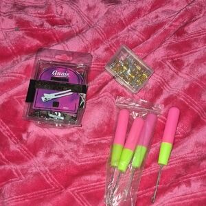 Annie Pink and Green Crochet Hook Set with Clips